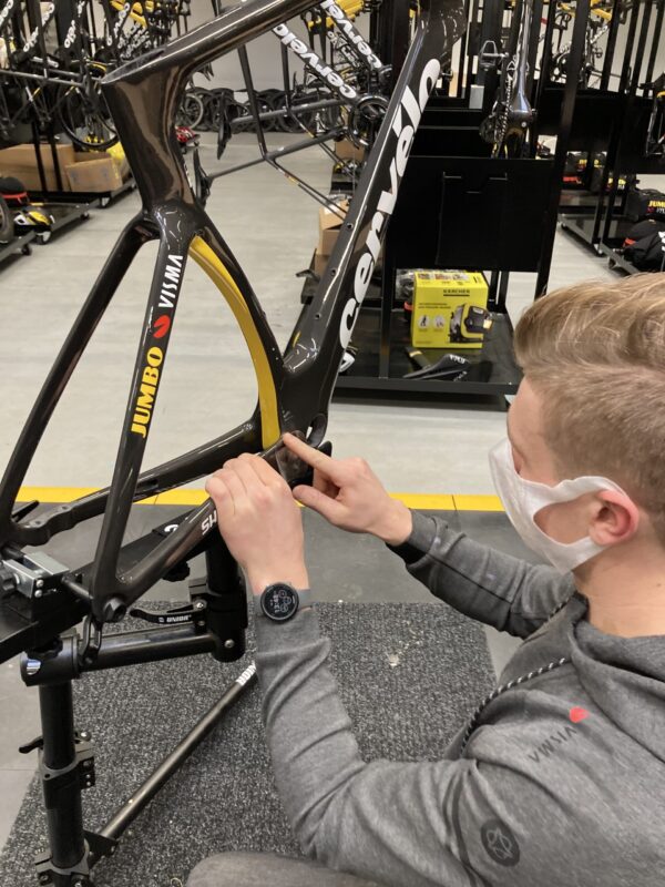 Jumbo Visma Bikeshield plakken_1.